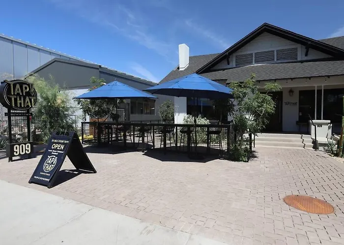 Dtph Mid Century W/pool & Parking Apartment
