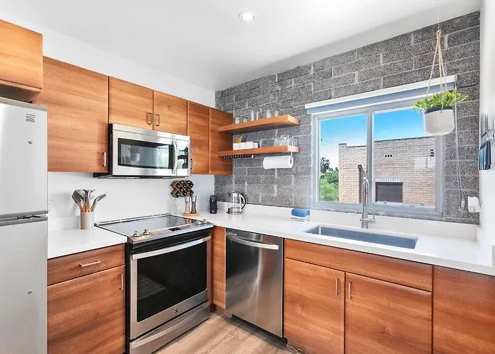 Dtph Mid Century W/pool & Parking Apartment *