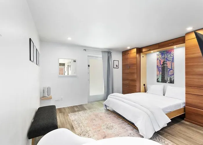 Dtph Mid Century W/pool & Parking Apartment